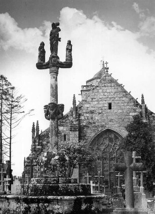 Bretagne. Kalvarienberg vor einer Kirche