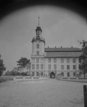 Lieberose. Schloß, Westflügel, Uhrturm mit Rampe und Durchfahrt