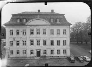 Oppurg, Schloßstraße 2. Schloß (1705-1708, Umgestaltung 1746-1747, Restaurierung seit 1984). Ansicht von Westen