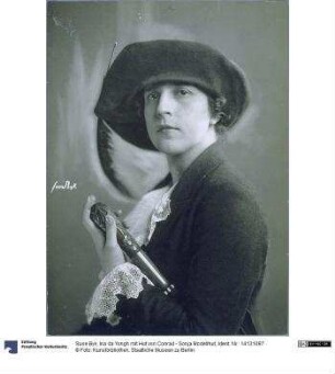 Ina da Yongh mit Hut von Conrad - Sonja Modellhut