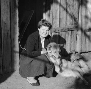 Sibirien. Frau mit Hund in einem Ort nahe dem Baikalsee