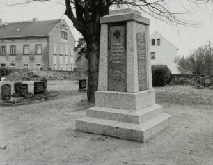 Denkmal für die Gefallenen des 1. Weltkrieges : Denkmal für die Gefallenen des 1. Weltkrieges. Granit (nach 1918). Wachau-Leppersdorf, Kirchhof