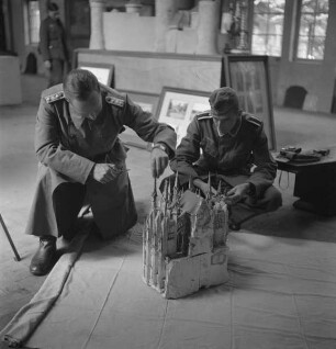 Hans-Adalbert von Stockhausen (links) und Franz Prinz von Sayn-Wittgenstein (rechts) beim Betrachten des spätmittelalterlichen Chormodells von Saint-Ouen im Musée des Antiquités in Rouen, im Hintergrund Carl Albiker (Aufnahme im Rahmen der Fotokampagne im besetzten Frankreich)