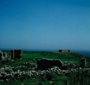 Kreta. Aptera. Blick über die Reste der römischen Zisterne auf das Türkenkastell von 1816