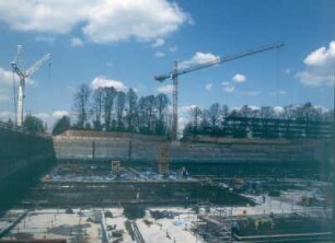 Baustelle Sächsische Landesbibliothek - Staats- und Universitätsbibliothek Dresden, Zentralbibliothek. Baugrube an der Westseite mit Mobildrehkran und Turmdrehkran, im Hintergrund rechts Bürogebäude Zellescher Weg 17 : Dresden-Räcknitz, Zellescher Weg 18. Baustelle Sächsische Landesbibliothek - Staats- und Universitätsbibliothek Dresden, Zentralbibliothek. Baugrube an der Westseite mit Mobildrehkran und Turmdrehkran, im Hintergrund rechts Bürogebäude Zellescher Weg 17