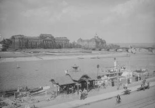 Dresden, Finanzministerium : Dresden. Blick von der Brühlschen Terrasse stromauf nach den Ministerien