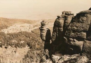 Jonsdorf, Ortsansicht : Henningsäule mit Blick auf den Ort