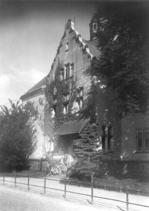 Lohmen. Schule. Eingangsseite mit auf der Treppe sitzender Schulklasse