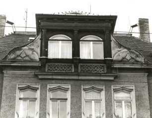 Dresden-Strehlen, Wasastraße 4. Villa. 1897. Fenster (1. OG) und Dacherker