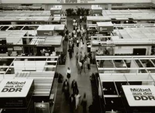 Halle 15. Raumaufnahme mit Ausstellungskojen verschiedener Hersteller