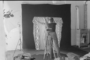 Höfgen. Akt-Pleinair 1979. Eva Mahn fotografiert ein Fotomodell mit Turban