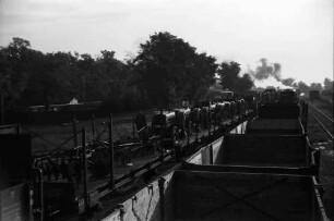 Traian Sat: Eisenbahnwagen mit landwirtschaftlichen Maschinen