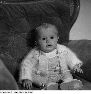 Porträt Baby mit Rassel