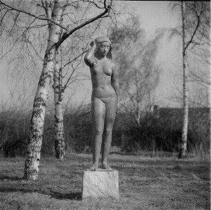 Inge : Inge. Bronze; Höhe 167 cm (1949; W. Arnold)