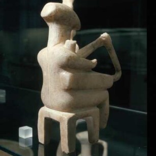 Karlsruhe, Badisches Landesmuseum, Nr. 255. Von Thera. Frühkykladisch II, früher Spedos-Art nahestehend. Marmor, Höhe 16,5 cm
