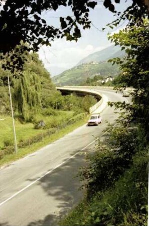 Meran: Elisabethanlage, Sommerpromenade mit Brücke