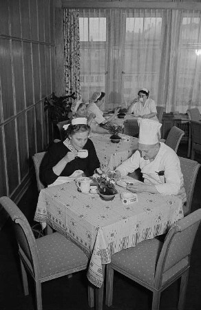 Mitarbeiter und Mitarbeiterinnen der Küche und des Services während einer Pause im Ringcafé