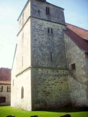 Evangelische Kirche - Kirchturm von Nordnordosten (romanische Gründung-Chorturm mit Turmchor-gotisch überarbeitet) sowie Langhaus im Ansatz über Kirchhof