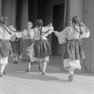 Frauen und Mädchen in Tracht einer bulgarischen Volkstanzgruppe