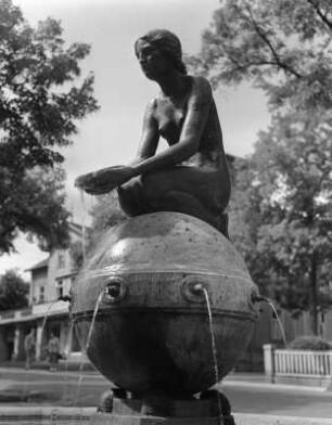 Brunnen mit Quellnymphe : Brunnen mit Quellnymphe. Stein, Bronze (1900/1935). Nymphe . Bad Wildungen, Brunnenallee