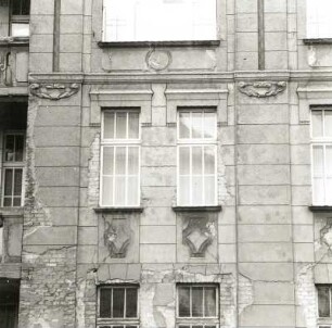 Cottbus, Karl-Marx-Straße 14. Wohnhaus (A. 20. Jh.), Fassadenteil