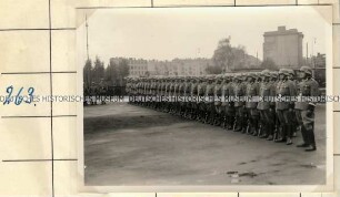 Aufmarsch einer Einheit der Ordnungspolizei auf dem Kasernenhof