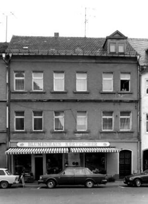 Großenhain, Kirchplatz 9. Wohnhaus mit Laden (19. Jh.). Straßenansicht