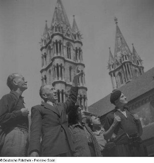 Besucher vor dem Naumburger Dom St. Peter und Paul