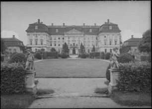 Radmeritz (heute: Radomierzyce), Schloss Joachimstein (Pałac Radomierzyce), Blick über den Ehrenhof auf die Hauptfassade