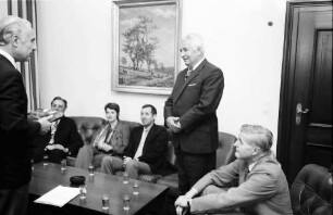 Freiburg: Regierungspräsidium; Filmvorführung: Oberrheinischer Narrentag 1975; Präsident der Narrenzünfte Baldringer; Übergabe eines Filmes an Regierungspräsident