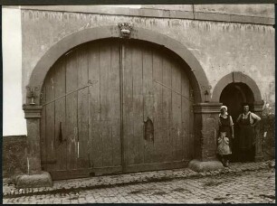 Haus 125: Tor, Scheitelstein mit Traube und Krone, 1786