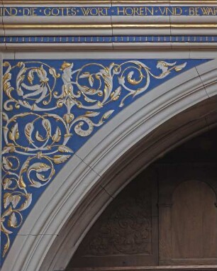 Zwickel mit Ornamentik und figürlichen Motiven