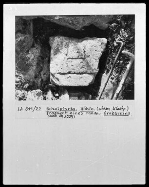 Fragment eines romanischen Grabsteins