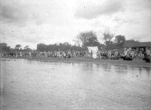Glasnegativ von einem Lager an einem Fluss bei "Kiautschou"