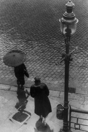 Hamburg-St. Pauli. Schmuddelwetter. Es regnet. Ein Paar trifft sich vor dem St. Pauli Elbtunnel. Aufgenommen 1933