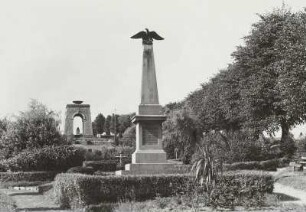 Ehrenhain für die Gefallenen des Deutsch-Französischen Krieges und des 1. Weltkrieges : Furth im Wald. Ehrenhain mit Obelisk für die Gefallenen des Deutsch-Französischen Krieges (1890) und Tetraphylon mit Ehrengrab für die Gefallenen des 1. Weltkrieges (1928/1932)