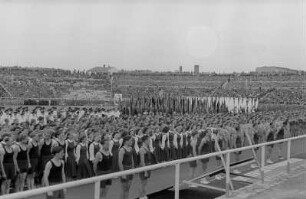 Sportlerparade im Walter-Ulbricht-Stadion : Sportler vor der Ehrentribüne
