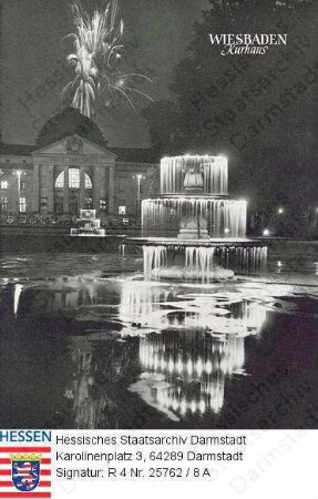 Wiesbaden, Kurhaus / Aufnahme bei Nacht mit beleuchtetem Springbrunnen davor