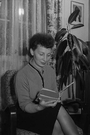 Porträt einer in einem Buch lesenden Frau