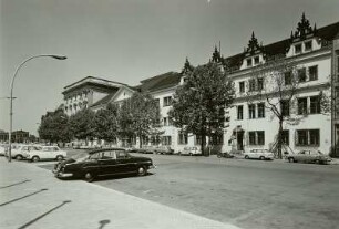 rechts: neuer und alter Marstall und Ribbeckhaus