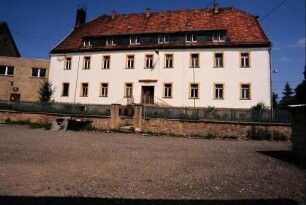 Innenhof Gut, Blick auf Traufseite Gutshaus