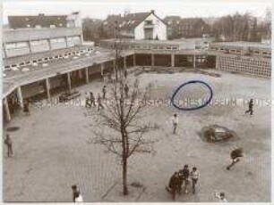 Blick auf einen Schulhof (Altersgruppe bis 14)