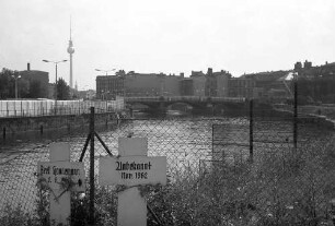 Berlin; West: Gefallenenmahl für Zonenflüchtlinge an der Spree beim Reichstagsgebäude