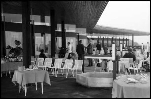 Freiburg: Süd, Terrasse der Autobahnraststätte