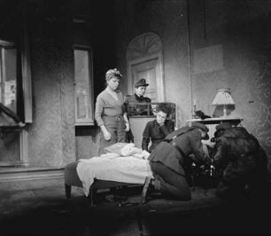 Szenenbilder aus "Die letzte Station" von Erich Maria Remarque. Kammerspiele (Deutsches Theater) Berlin, 17.11.1958 : Mit Inge Keller als Anna Walter, Herwart Grosse als Ross, Margret Homeyer als Grete, Heinz Hinze als Schmid, Wolfram Schaerf als SS-Mann u. a.