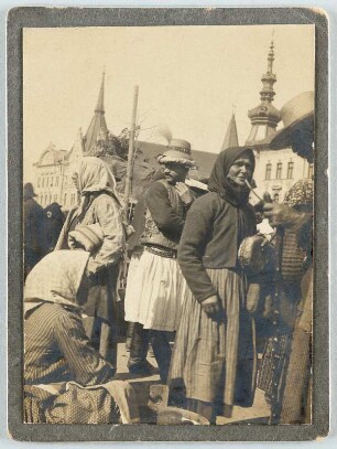 Marktbesucher in ungarischer Tracht : Siebenbürgen, Umgebung von Klausenburg (Rumänien). Markt. Marktbesucher in ungarischer Tracht