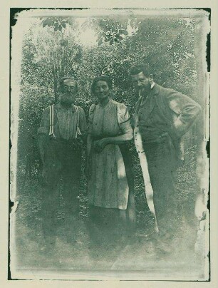 Johann Traugott, Ernestine Louise und Heinrich Zille im Garten in Rummelsburg