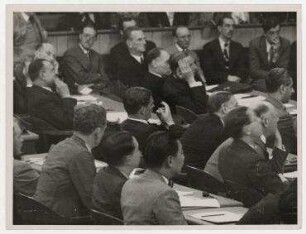 Anthony Eden während einer Sitzung im Völkerbund in Genf. Mitte: Anthony Eden, rechts daneben James Richard Stanhope und William Malkin