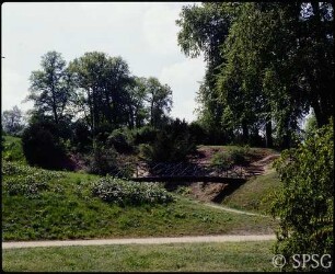 Potsdam, Park Babelsberg, Blick über den Uferweg auf die Wilhelmsbrücke.