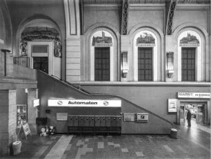 Hauptbahnhof (1893-1898; Ernst Giese, Paul Weidner). Empfangsgebäude, Durchgang von der Schalterhalle zum Querbahnsteig. Rechter Aufgang zum ehemaligen Wartesaal : Dresden-Altstadt, Am Hauptbahnhof 4. Hauptbahnhof (1893-1898; Ernst Giese, Paul Weidner). Empfangsgebäude, Durchgang von der Schalterhalle zum Querbahnsteig. Rechter Aufgang zum ehemaligen Wartesaal